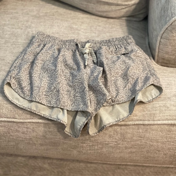 Vuori Clementine Shorts Gray Floral shorts - Picture 5 of 7